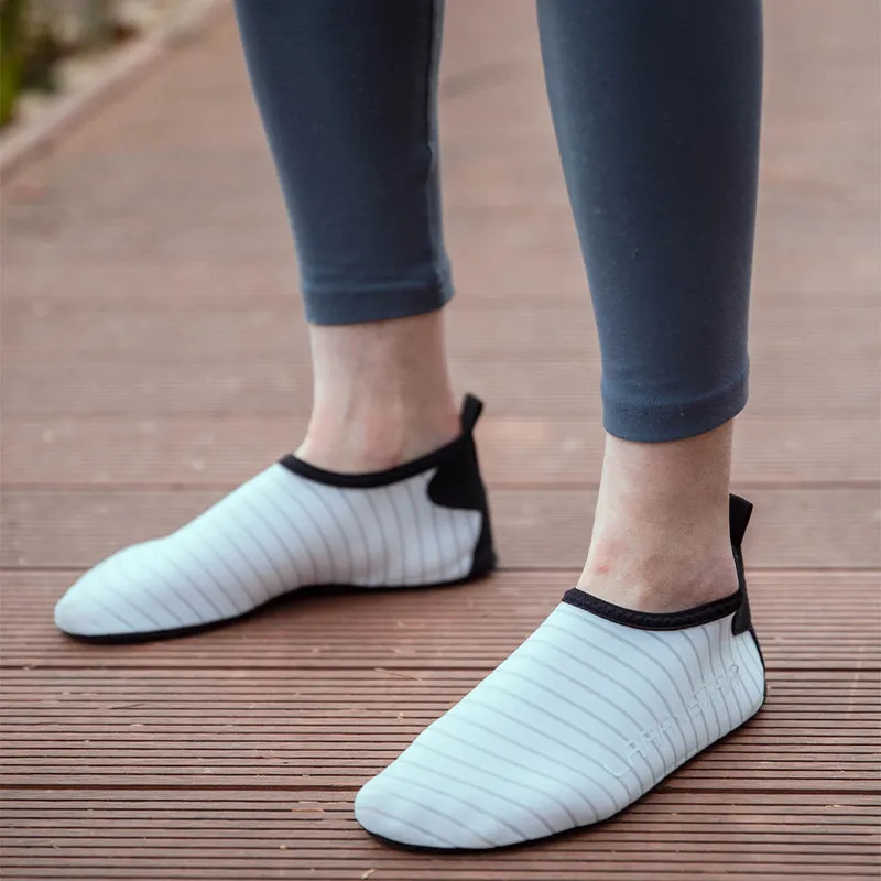 Breathable shoes with soft soles for indoor training