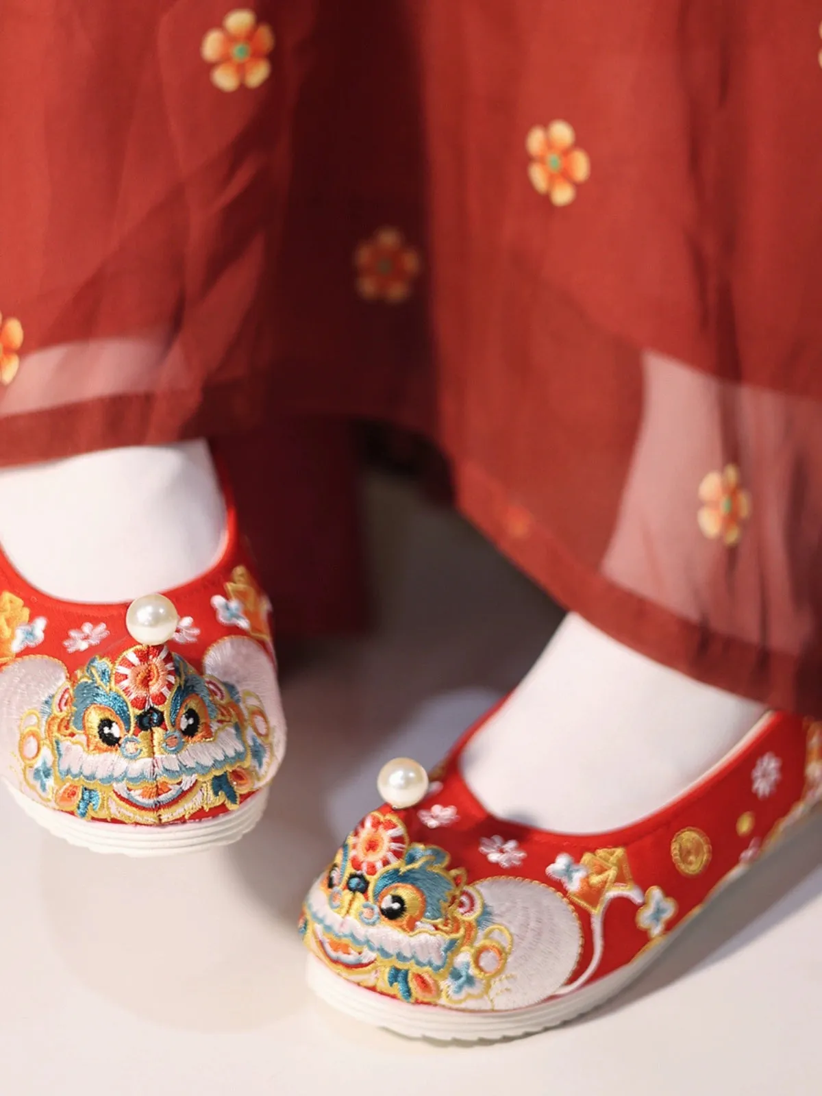 Lion Lion 狮狮 Song Ming Embroidered Pointed Tip Gong Xie Shoes