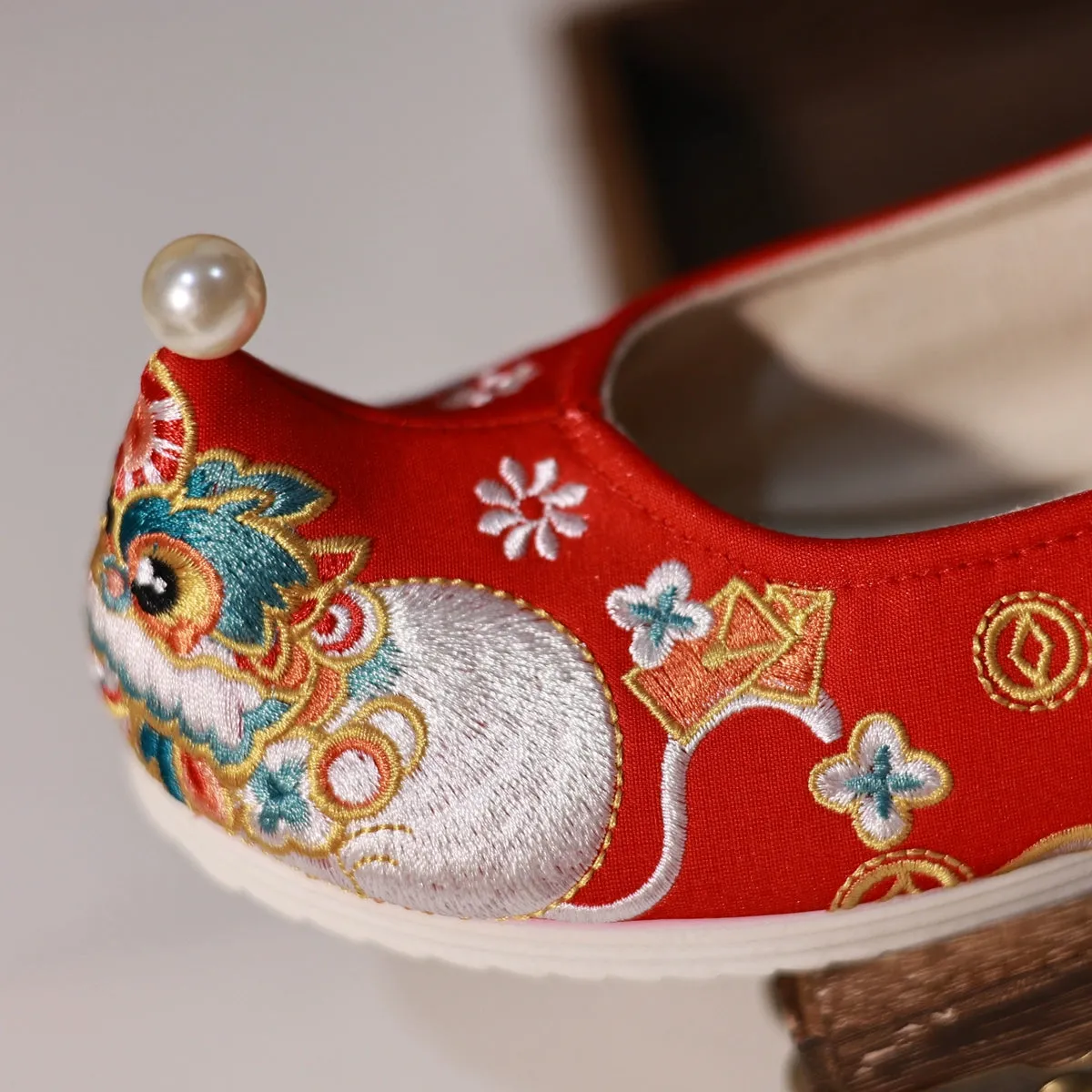 Lion Lion 狮狮 Song Ming Embroidered Pointed Tip Gong Xie Shoes