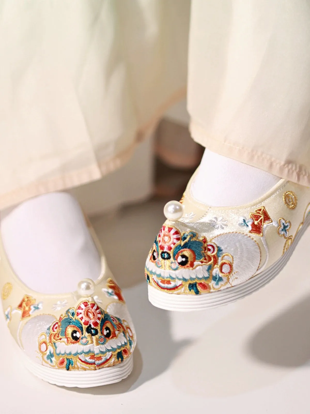 Lion Lion 狮狮 Song Ming Embroidered Pointed Tip Gong Xie Shoes