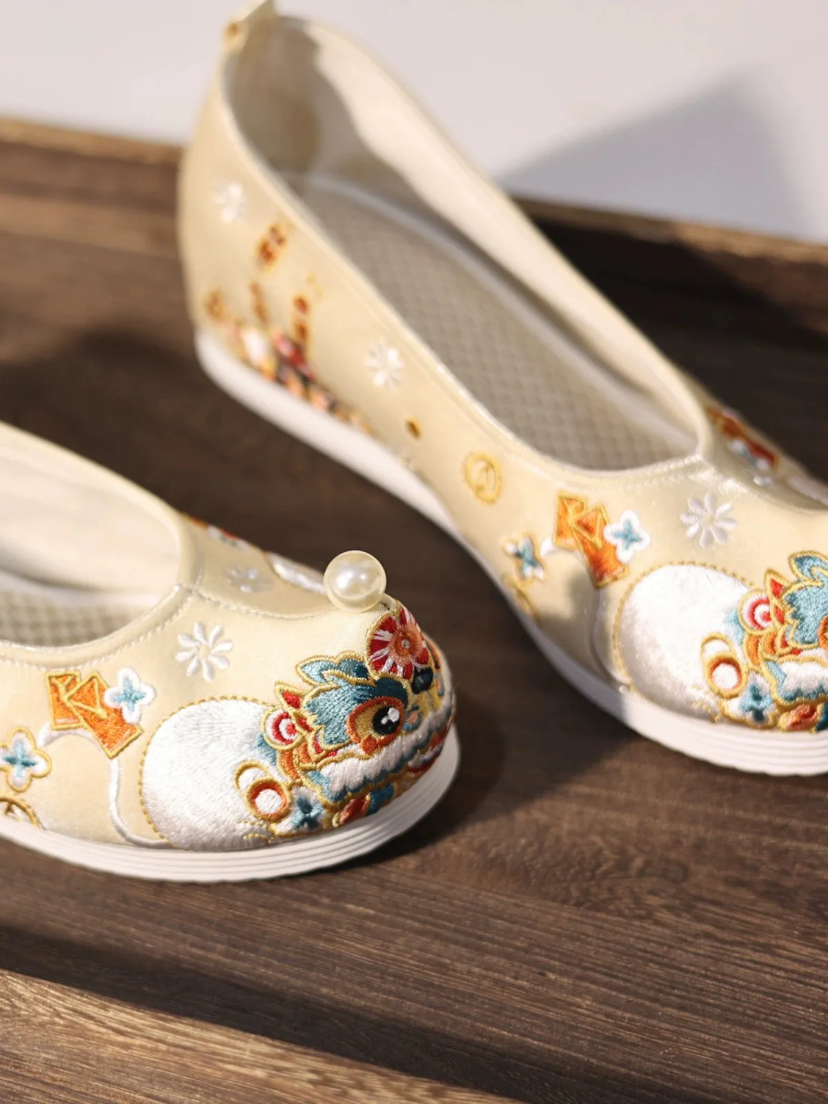 Lion Lion 狮狮 Song Ming Embroidered Pointed Tip Gong Xie Shoes