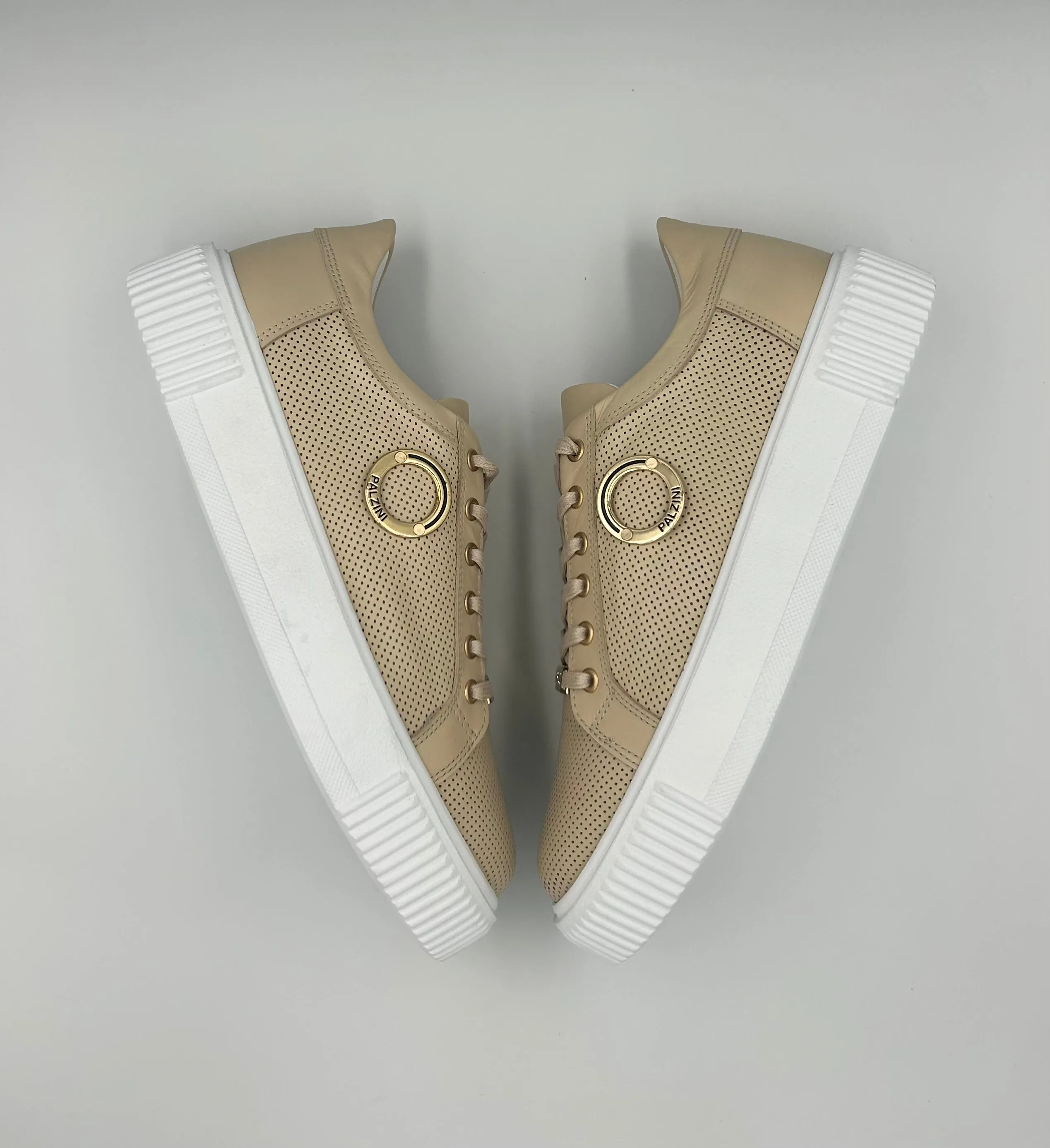 “P-7” LOW-TOP SNEAKERS IN BEIGE LEATHER WITH GOLD RING AND PERFORATED SIDE.