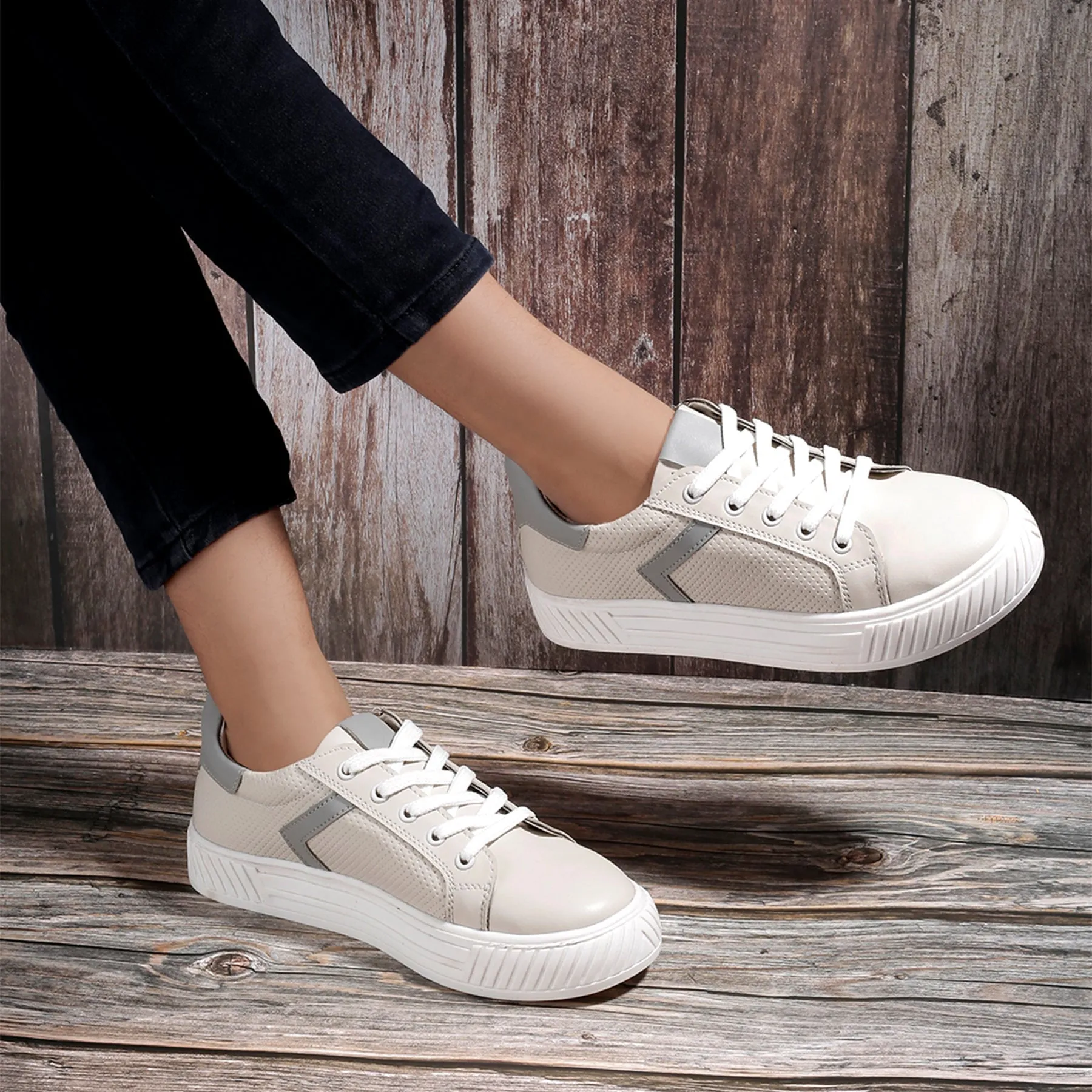 Women's Fashionable Sneakers Lace-up Shoes